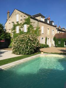 une grande piscine en face d'un bâtiment dans l'établissement Chambre d'Hôtes des Ducs, à Nevers