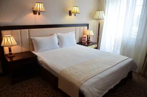 Postel nebo postele na pokoji v ubytování Sofievsky Posad Hotel