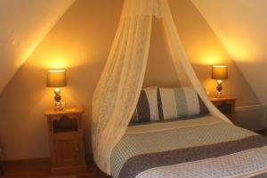 ヴィールにあるRomantic Cottageのベッドルーム1室(天蓋付きベッド1台、ランプ2つ付)
