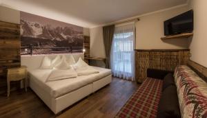 Habitación de hotel con cama y TV en Eggentaler en Bolzano