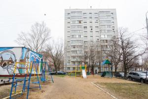 モスクワにあるBusines Brusnika Apartment Vystavochnayaの高い建物の公園内の空き遊び場