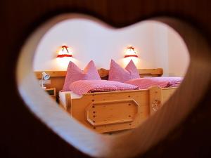 a view of a bedroom with two beds with pink pillows at Apartment Großvenedigerblick in Neukirchen am Großvenediger