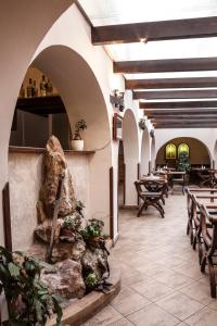 restauracja z łukowymi sufitami oraz stołami i ławkami w obiekcie Excalibur Penzion a Restaurace w mieście Moravská Třebová