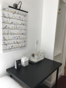 - une table noire avec lavabo dans la chambre dans l'établissement The Castleton Hotel, à Londres