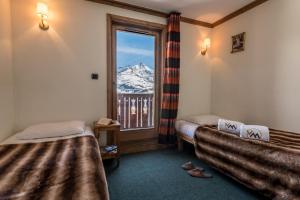 Tempat tidur dalam kamar di Résidences Village Montana by Les Etincelles