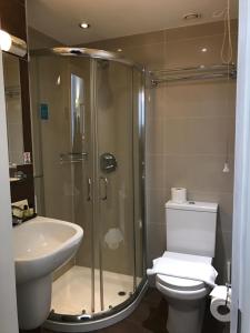 Ett badrum på The Castleton Hotel