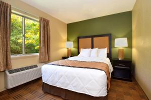 ein Schlafzimmer mit großem Bett und Fenster in der Unterkunft Extended Stay America Suites - Wichita - East in Wichita