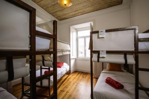 Кровать или кровати в номере De Pedra e Sal Hostel & Suites