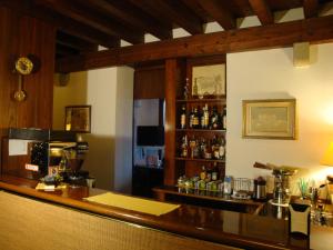 een bar in een restaurant met een bar met alcohol bij Sporting Hotel Ragno D'oro in Conegliano