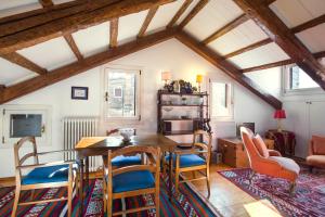 a living room with a wooden table and chairs at Locappart San Polo in Venice