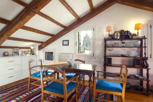 a dining room with a wooden table and chairs at Locappart San Polo in Venice