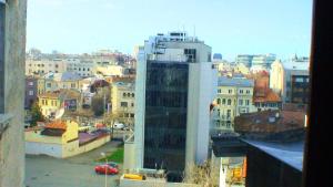 vistas a una ciudad con un edificio alto en One Bedroom Apartment French Embassy, en Bucarest