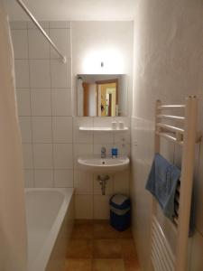 Ett badrum på Gasthof zum Hirsch
