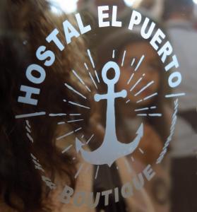 チピオナにあるHostal El Puerto Boutiqueの窓に錨を貼った張り紙