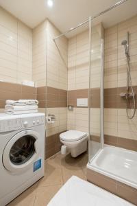 プラハにあるアパートホテル エンジェルのバスルーム(洗濯機、トイレ付)