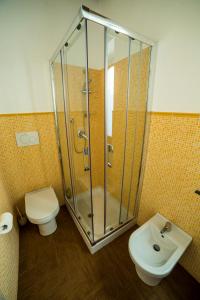 La salle de bains est pourvue d'une douche, de toilettes et d'un lavabo. dans l'établissement Il Tiglio, à Viagrande
