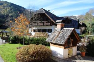 ein Vogelhaus vor einem Haus in der Unterkunft Ferienhaus Anna in Donnersbachwald