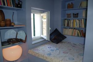 a blue room with a bed and a window at Verdemare e Verdementa in Portovenere