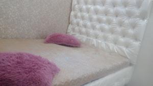 ノヴォクズネツクにある3-комнатная квартира в районе ЖД ВОКЗАЛАの白い椅子(紫の毛皮枕付)