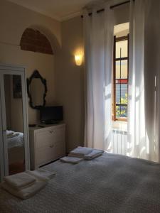 ラ・スペツィアにあるLa Pieve di Lucaのベッドルーム1室(ベッド1台、窓、タオル付)
