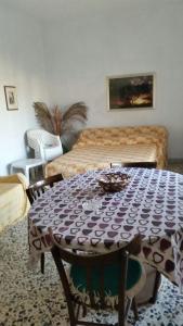 ガリポリにあるViale Bari Apartmentのリビングルーム(テーブル、ソファ付)
