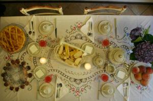 a table with a plate of food on a table at Silenzio e Buio in Calizzano