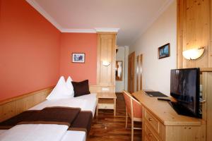 A television and/or entertainment centre at Hotel Magerl