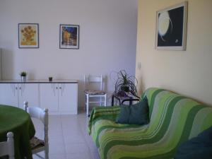 レトイアンニにあるCasa da Marionのリビングルーム(緑と白の縞模様のソファ付)