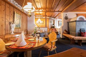 a dining room with a table and chairs at Nationalpark-Hotel Schliffkopf in Baiersbronn