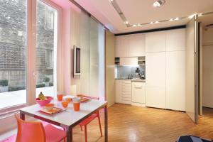 - une cuisine et une salle à manger avec une table et des chaises dans l'établissement Terrace Matignon Apartment, à Paris