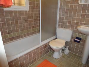 een badkamer met toilet, douche en wastafel bij Le Mas des Gardettes in Saint-Paul-de-Vence