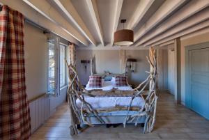 Ένα ή περισσότερα κρεβάτια σε δωμάτιο στο Hotel Du Grand Cerf & Spa +26 φωτογραφίες