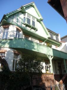 ein großes weißes Haus mit grünem Dach in der Unterkunft Hotel Heidelberg Astoria in Heidelberg