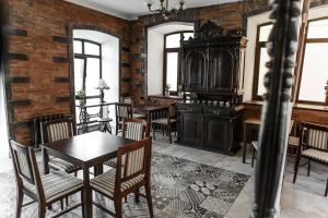 comedor con mesas, sillas y paredes de ladrillo en Brick Walls Hotel, en Omsk