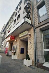 un edificio con un cartel en la parte delantera en Hotel Lilienhof, en Hamburgo