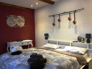 Schlafzimmer mit einem Bett, einem Tisch und Lampen in der Unterkunft Haus Talblick in Barbis