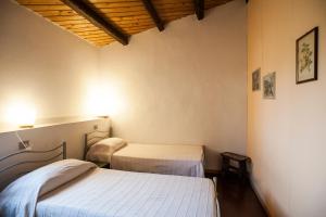 カヴァ・ダリーガにあるAl Corvo - Gelsominoのベッドルーム1室(ベッド2台付)