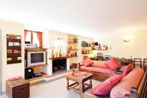 Masseria Santa Lucia في أغنون: غرفة معيشة مع أريكتين وتلفزيون