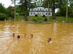 un gruppo di persone che nuotano in acqua di Casa Formosa a Furnas