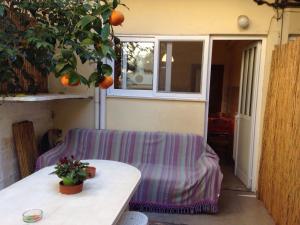 uma sala de estar com um sofá e uma laranjeira em Love Greece Apartments em Nafplio