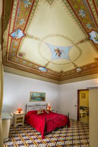 カステッランマーレ・デル・ゴルフォにあるAgli Affreschiの天井のベッドルーム(赤いベッド付)