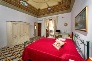 カステッランマーレ・デル・ゴルフォにあるAgli Affreschiのベッドルーム1室(赤いベッド1台付)