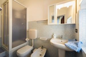 カステッランマーレ・デル・ゴルフォにあるAgli Affreschiのバスルーム(洗面台、トイレ、鏡付)
