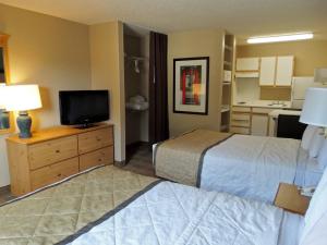 
A bed or beds in a room at Extended Stay America Suites - Washington, DC - Sterling - Dulles
