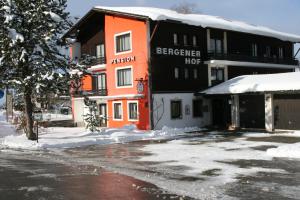ein orangefarbenes und schwarzes Gebäude im Schnee in der Unterkunft Bergener Hof in Bergen