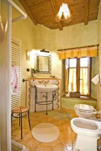 Salle de bains dans l'établissement Borgo del Sole Agriturismo