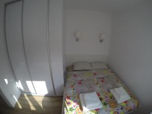 グディニャにあるStarowiejska 9 Apartmentsの小さなベッドルーム(ベッド1台付)