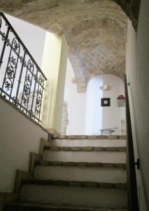 - un escalier dans un bâtiment avec un mur en pierre dans l'établissement Villino Tokupellon Apartments, à Cupello