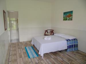 Tempat tidur dalam kamar di Pousada Praia de Tairu