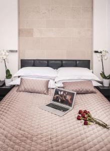 ロンドンにあるNOX Golders Greenのノートパソコン(花の飾られたベッド付)